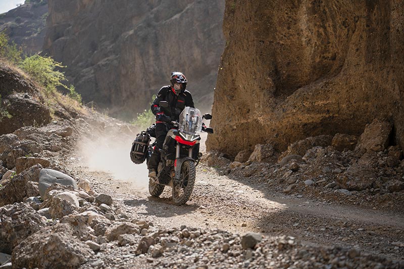Guy wearing Klim Baja S4 dusty track